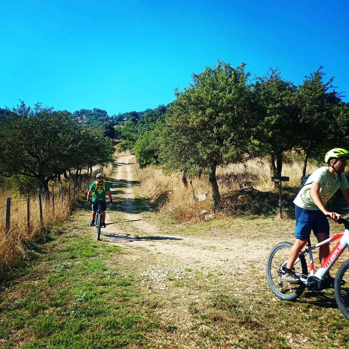 E-bike Tour: Montagna di Marzo e Lago Olivo