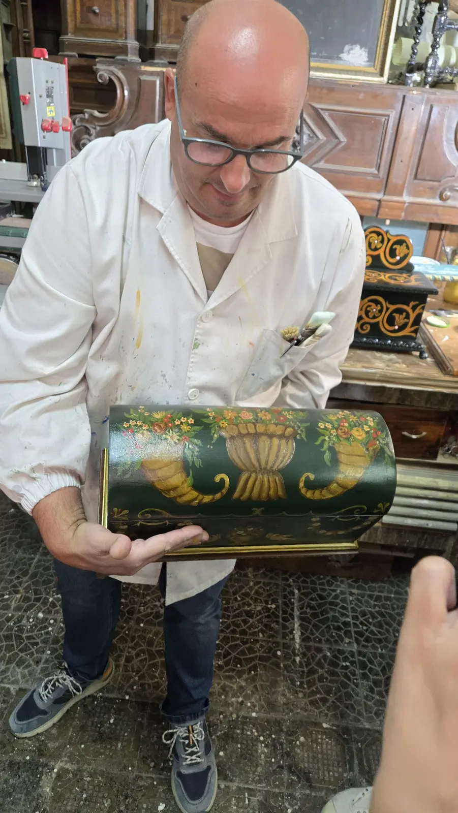 Restorer for a day: Sicilian chest · 2