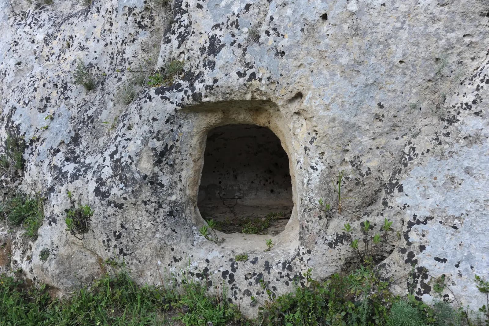 The city of silence: Realmese Necropolis · 4