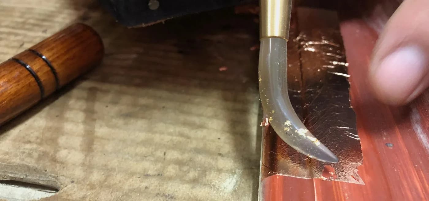 La doratura del legno e la pietra d'agata